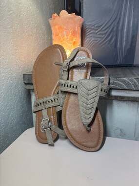 S: Daisy Fuentes Braided T-Strap Ankle Strap Flat Sandals Size 7M